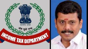 கான்ட்ராக்டர் ஆபீசில் குவிந்த ஐடி அதிகாரிகள்.. பூட்டை உடைத்து ரெய்டு! அசோக்கிற்கு ரொம்ப நெருக்கமாம்! 
