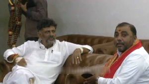 அதிகாலையில் டிகே சிவகுமார் வீட்டுக்கு சென்ற பிரபல ஜோதிடர்.. முதல்வர் யோகம்? நல்ல நேரம் பற்றி கணிப்பு 