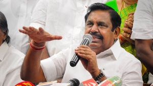 அரசு அனுமதி பெற்ற பாரில் சட்டவிரோத மதுபானம் விற்கப்பட்டது எப்படி?.. எடப்பாடி பழனிசாமி கொதிப்பு! 