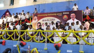 சேலத்தில் மேடை ஏற வந்த அமைச்சர் கே.என்.நேரு! கால் தடுக்கி கீழே விழுந்ததால் பரபரப்பு.. ஏன் என்னாச்சு?