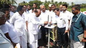 ஜூனில் Mobile App அறிமுகம்! பதிவேற்றம் செய்த 24 மணி நேரத்தில் மோசமான சாலை சரி செய்யப்படும்! -எவ வேலு 
