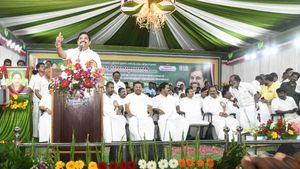 ஓபிஎஸ், தினகரன் போன்ற துரோகிகளால் அதிமுகவை கைப்பற்ற முடியாது.. எடப்பாடி பழனிசாமி கவுன்ட்டர் அட்டாக்! 