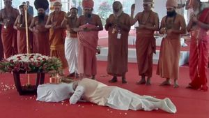 செங்கோல் முன் நெடுஞ்சாண்கிடையாக விழுந்த பிரதமர் மோடி.. பயபக்தியுடன் எடுத்துச் சென்று நிறுவினார்!