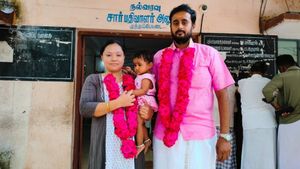 'லிவிங் டு கெதர்’கைக்குழந்தையுடன் பிலிப்பைன்ஸ் பெண்ணை மணம் முடித்த திருவாரூர் இளைஞர்..சுவாரசிய தகவல் 