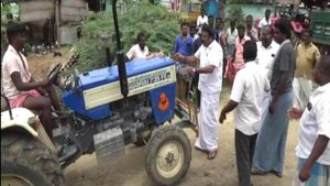 ஏத்திருவியோ.. மண் அள்ளிய டிராக்டரை மறித்த அதிமுக முன்னாள் அமைச்சர்.. ஏற்ற முயன்றதால் பரபரப்பு! 