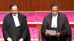 தமிழகத்தின் மூத்த வழக்கறிஞர் கே.வி.விஸ்வநாதன் உட்பட இருவர் உச்சநீதிமன்ற நீதிபதியாக பதவியேற்றனர்