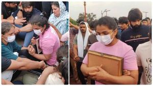 கதறி அழுத சாம்பியன்கள்! கண்ணீரில் மூழ்கிய கங்கை! மல்யுத்த வீராங்கணைகளை தேற்ற கூட ஆளில்லையே! சோகம் 