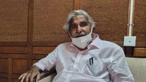 முன்னாள் முதல்வர் உம்மன் சாண்டி மருத்துவமனையில் அனுமதி.. அனைவரும் பிரார்த்திக்க மகன் வேண்டுகோள்! 
