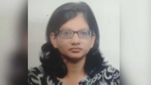 30 ஆயிரம் வாங்கும் அரசு ஊழியர் வீட்டில்..ரூ7 கோடி-பல சொகுசு கார்கள்..சோதனைக்கு சென்ற அதிகாரிகள் ஷாக்