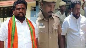 பாஜக நிர்வாகியிடமே பண மோசடி செய்த பாஜக மாவட்ட தலைவர்.. விறுவிறுத்துப்போன விருதுநகர் 