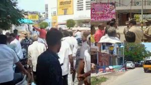  எங்க வந்து யார்கிட்ட? கொடிகளை பிடுங்கி வீசி.. சேலத்தில் மல்லுக்கட்டிய ஓபிஎஸ் - எடப்பாடி ஆதரவாளர்கள்!