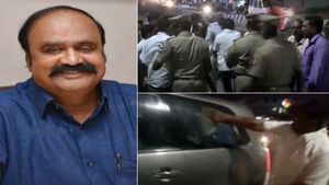 காரை விட்டு இறங்குடா.. புகழேந்தியை தாக்க முயன்ற எடப்பாடி ஆதரவாளர்கள்.. ‘ஜஸ்ட் எஸ்கேப்’! பரபர வீடியோ! 