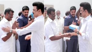 பதவி பறிப்புக்கு பிறகு முதல் சந்திப்பு! ஆவடி நாசரை தோளில் தட்டிக்கொடுத்து எனர்ஜி தந்த ஸ்டாலின்! 