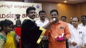 பாஜக கவுன்சிலருக்கு கேக் ஊட்டிய திமுக மேயர்.. “கூட்டணிக்கு அச்சாரம்?”.. துணை மேயர் ‘தெறி’ ரிப்ளை! 
