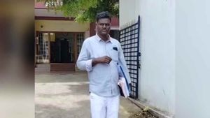 மிட் நைட்.. உயிரை கையில் பிடித்துக்கொண்டு ஓடிய விஏஓ.. டிராக்டர் ஏற்றி கொல்ல முயன்ற கடத்தல் கும்பல்! 