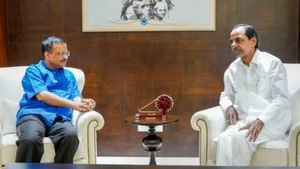 டெல்லி சட்டம்: பாஜகவுக்கு எதிராக படைதிரட்டும் கெஜ்ரிவால்.. இன்று கேசிஆரை சந்தித்து ஆலோசனை! 