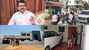 சி.ஆர்.பி.எப்  வீரர்களுடன் கரூர் வந்த ஐடி அதிகாரிகள்.. 2-வது நாளாக நீடிக்கும் சோதனை 