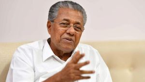 வெளிநாடு செல்ல அனுமதி மறுத்த மத்திய அரசு.. கேரள முதல்வரின் யுஏஇ பயணம் ரத்து.. காரணம் இதுதான்! 