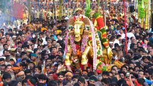 விண்ணை முட்டும் அளவுக்கு கோவிந்தா கோஷம் .. பச்சைப்பட்டுடுத்தி வைகை ஆற்றில் இறங்கினார் கள்ளழகர் 