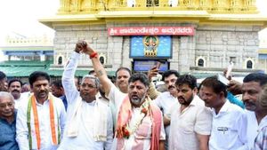 சட்டசபை தேர்தல் வெற்றிக்காக கை கோர்த்த சித்தரமையா, சிவகுமார்..மைசூரு சாமுண்டீஸ்வரி ஆசி உறுதியாம் 