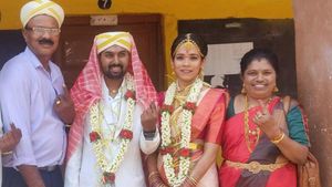 கர்நாடக சட்டசபை தேர்தல்: ஜனநாயக கடமை.. தாலி கட்டிய கையோடு வாக்களிக்க வந்த மணமக்கள்..பாராட்டிய மக்கள் 