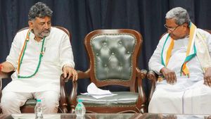 சிஎம் பதவிக்கு பிடிவாதம்! கார்கேவை சந்தித்த டிகே சிவக்குமார்-சித்தராமையா! காங்கிரஸில் புதிய சிக்கல் 