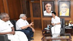 “வர்ணாசிரமம்..” பாஜகவின் திட்டம்.. ஸ்டாலினிடம் நேரில் பேசி இருக்கேன் - சீதாராம் யெச்சூரி வார்னிங் 