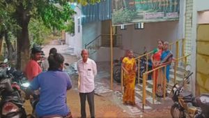 ஐடி ரெய்டுக்கு வந்தோம்..மத போதகர் வீட்டிற்குள் புகுந்த கும்பல்..சுற்றி வளைத்த மக்கள்..பரபரத்த வேலூர் 