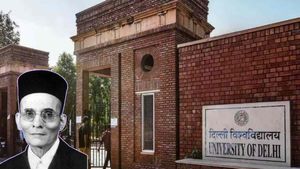 அடுத்த சர்ச்சை.. டெல்லி பல்கலைக்கழகத்தில் காந்திக்கு பதில் சாவர்க்கர் பாடம்! நிறைவேறிய தீர்மானம் 
