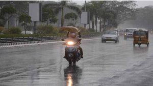 மதுரையில் இடி மின்னலுடன் கொட்டித்தீர்த்த கனமழை..சாலைகளில் பெருகிய வெள்ளம் 