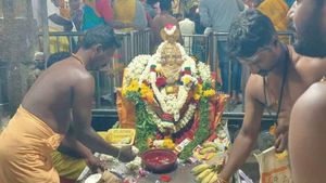 வீரபாண்டி கௌமாரியம்மன் கோவில் சித்திரை திருவிழா..அலகு குத்தி..அக்னி சட்டி எடுத்த பக்தர்கள் 
