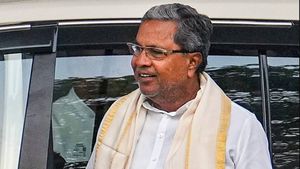 கைநழுவும் முதல்வர் பதவி? கோபத்தில் மைக்கை தட்டிவிட்ட சித்தராமையா! விரட்டும் சிவக்குமாரால் டென்ஷன் 