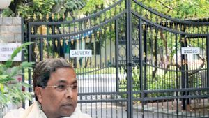 திடீரென பெங்களூரில்.. சித்தராமையா வீட்டு முன்பாக போலீஸ் குவிப்பு! என்ன காரணம்?