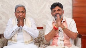 சித்தராமையா vs டி.கே.சிவக்குமார்.. டெல்லியில் நள்ளிரவில் நடந்தது என்ன? அதென்ன 30:30 பார்முலா? 