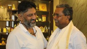 டெல்லியில் ட்விஸ்ட்.. ஒரே காரில் சித்தராமையா-டிகே சிவக்குமார்! புயலுக்கு பின் அமைதி! என்ன நடந்தது? 