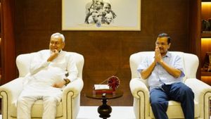 கங்கணம் கட்டி இறங்கிய நிதீஷ் குமார்.. “2024 தேர்தலில் பாஜகவை தோற்கடிக்கனும்”- கெஜ்ரிவாலுடன் மீட்டிங்