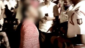 ஆண் நண்பருடன் மது குடித்த பெண்.. நடுரோட்டில் ரகளை.. பஸ்சை மறித்து ஆபாச பேச்சு.. முகம் சுளித்த ஈரோடு 