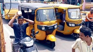 10 ரூபாய் இன்ஸ்டா சவால்..நடு ரோட்டில் இளைஞர் செய்த செயல்!..போலீஸ் அதிரடி..பறிபோன ரூ.3500 