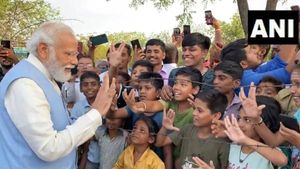 விரல் ‛மேஜிக்’.. சிறுவர்களை பார்த்ததுமே உற்சாகம்! ரூட்டை மாற்றிய பிரதமர் மோடி..‛கையை’ கவனீச்சிங்களா! 