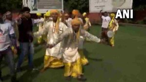 கவுண்டிங் தொடங்கிய உடனே.. கொண்டாட தொடங்கிய காங்கிரஸ்! கர்நாடக ரிசல்ட் - டெல்லியில் ஆட்டம், பாட்டம்