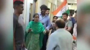 மரத்தில் இருக்கும் “மங்கி”.. வெளியே போ  “சங்கி”.. டிரெண்டாகும் கர்நாடக காங்கிரசார் கொண்டாட்ட வீடியோ 