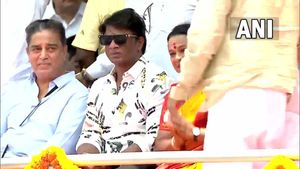பிக்பாஸ் பேக்கை மாட்டிக்கொண்டு போன கமல்ஹாசன்.. கண்டுக்கவில்லையே டிகே சிவகுமார்.. என்னாச்சு? 