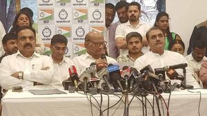 ராஜினாமா முடிவை திரும்பப் பெற்றார் சரத் பவார்.. உங்கள் அன்பு மெய்சிலிர்க்க வைக்கிறது என உருக்கம்! 