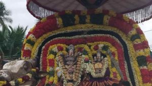 திருவையாறு ஐயாறப்பர் கோவில் சித்திரை திருவிழா..கொட்டும் மழையில் 7 ஊர் பல்லக்கு உலா.. வான வேடிக்கை 