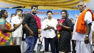 கெட்டிமேளம் இல்லை! பட்டாடைகள் இல்லை! பொண்ணு மாப்பிள்ளை ரெடி! உதயநிதி தலைமையில் சாதிமறுப்பு திருமணம் 