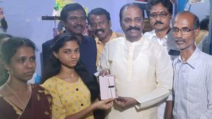 சொன்னதை செய்தார் வைரமுத்து.. திண்டுக்கல் சென்றார்.. நந்தினிக்கு தங்க பேனாவை பரிசாக தந்தார்! 
