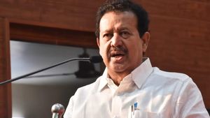 ஆர்வக்கோளாறில் செருப்பை கையில் எடுக்க வந்த தொண்டர்! பதறிப்போய் தடுத்து நிறுத்திய அமைச்சர் பொன்முடி! 