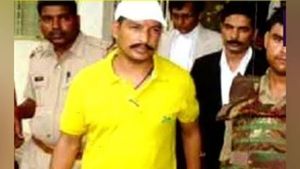 வக்கீல் உடையில்.. கேங்ஸ்டர் முக்தார் அன்சாரியின் உதவியார் சுட்டுக்கொலை! லக்னோ கோர்ட்டில் பயங்கரம் 