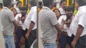 செங்கல்பட்டு உருகிடுச்சு.. கோர்ட் வாசல்லயே கணவனை கட்டிப்பிடித்து.. விழித்த போலீஸ்.. வென்றெடுத்த பாசம்