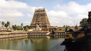 சிவபக்தரின் கன்னத்தில் ‛பளார்’.. 2 தீட்சிதர்கள் மீது வழக்கு! சிதம்பரம் நடராஜர் கோவிலில் பரபரப்பு 